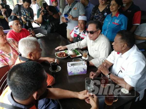 Anwar dan Streram bertemu penduduk di Kampung Felda Sendayan pada hari terakhir kempen PRK DUN Rantau, hari ini. - Foto Sinar Harian