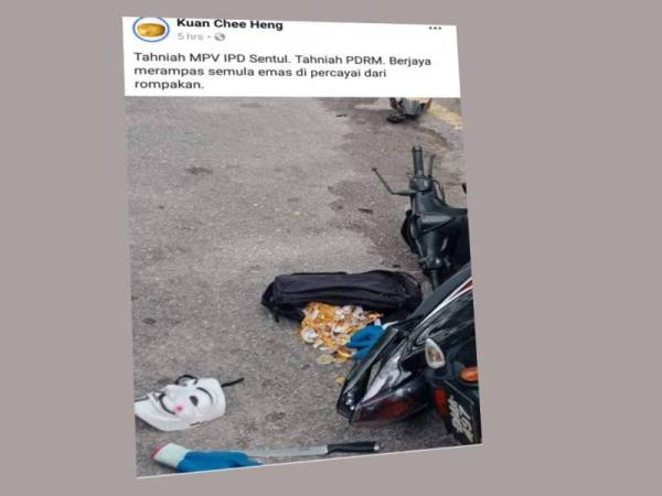 Beg berisi barang kemas, topeng dan pisau ditemui di lokasi kemalangan motosikal yang ditunggang suspek. Foto ini dikongsi oleh Presiden Persatuan Kepolisan Komuniti Malaysia, Kuan Chee Heng di Facebooknya hari ini.