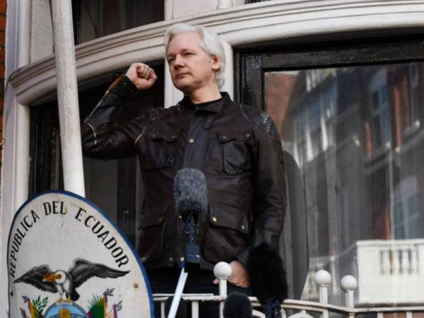 Pengasas WikiLeaks Julian Assange berucap dari balkoni kedutaan Ecuador di London pada 19 Mei 2017. - Foto AFP