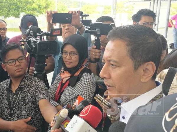 Azhar Azizan ketika sidang media di SJK (C) Bandar Sri Sendayan, Seremban, hari ini.