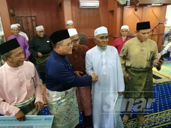 Amirudin beramah mesra bersama kariah Masjid At-Taqwa di sini tadi.