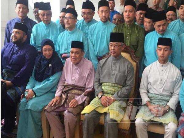 Jemaah dan Ahli Jawatankuasa Masjiid Al-Iman yang hadir bergambar bersama Yang di-Pertuan Agong Al-Sultan Abdullah Ri&#039;ayatuddin Al-Mustafa Billah Shah.