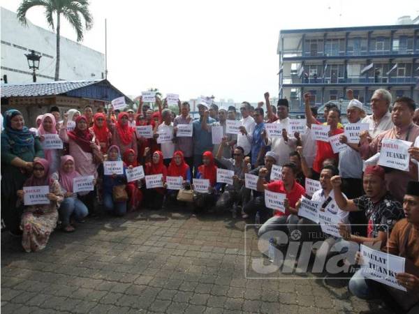 Ahli Pas, UMNO bersama beberapa NGO membuat laporan polis berhubung isu hina Agong di Ibu pejabat Polis Daerah (IPD) Kuantan, jam 3 petang tadi.
