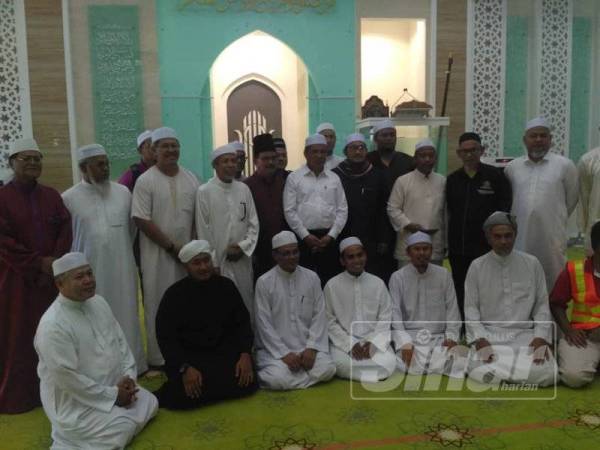 Mohamad bergambar bersama jawatankuasa Masjid Kota Raja selepas solat Jumaat hari ini.