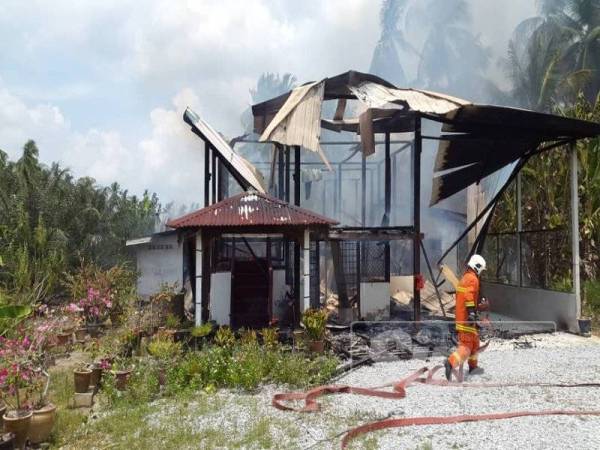 Keadaan rumah mangsa di Kampung Tebuk Buluh, Selekoh yang musnah dalam kebakaran, hari ini.