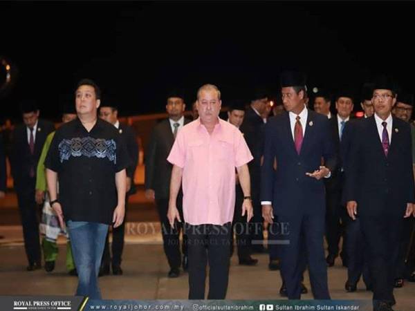 Sultan Johor selamat tiba di Hangar Diraja Lapangan Terbang Antarabangsa Senai, hari ini. - Foto Royal Press Office