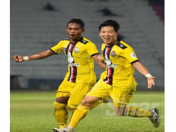 ChangHoon (kanan) meraikan gol kemenangan yang dijaringkannya ketika membantu PDRM menewaskan Kelantan 1-0 dalam saingan Liga Premier di Kota Bharu, sebentar tadi.
