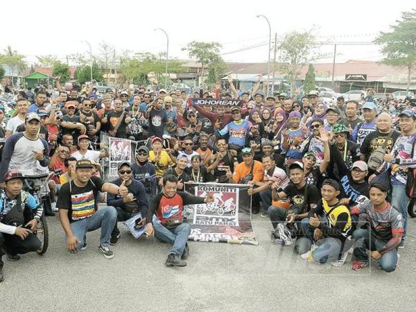 Pemilik motosikal retro yang hadir Parit King Retro di Dataran Parit Raja.