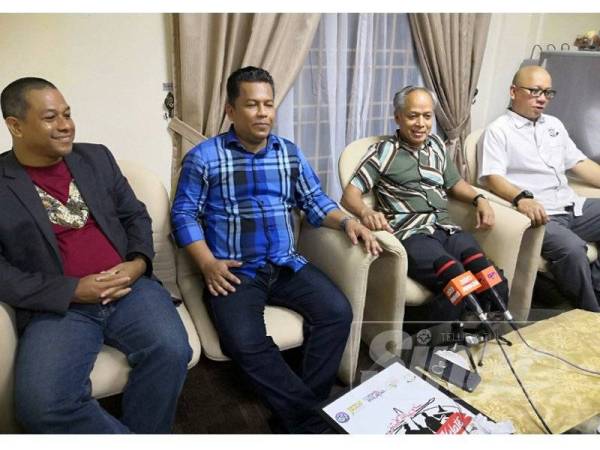 Mohd Raizuli Jusoh (dua dari kiri) bersama Muhammad Nasir (dua dari kanan), Prof Madya Ahamad Tarmizi dan Azman pada sidang media, di Kota Bharu, semalam.