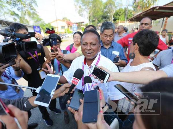 Streram bercakap kepada pemberita selepas selesai mengundi di Sekolah Jenis Kebangsaan Tamil (SJKT) Rantau, di sini, hari ini. - Foto Adam Amir Hamzah