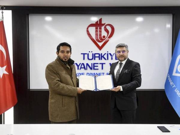 Ketua Pegawai Eksekutif MAPIM, Dr Ahmad Sani Araby Al Kahery (kiri) bersama Ketua Pengarah Turkiye Diyanet Foundation Mehmet Savas Polat (kanan) pada Majlis Menandatangani Perjanjian Persefahaman MoU antara MAPIM dan Turkiye Diyanet Foundation (TDV) di Ibu Pejabat TDV, semalam. Foto: Bernama