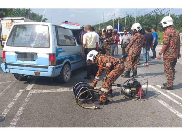 Anggota bomba membantu mengeluarkan mangsa yang tersepit. - Foto Ihsan Bomba dan pembaca.