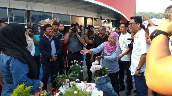 Ahmad Faizal (kanan) melihat salah satu pameran yang disediakan sempena perasmian STEM Waves Perak di MAPS, hari ini.