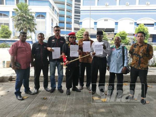 Razali (tiga, kiri) dan Mohd Noor (empat, kanan) bersama wakil NGO lain hadir membuat laporan polis di IPD Dang Wangi, susulan tular gambar berbaur penghinaan terhadap Agong.