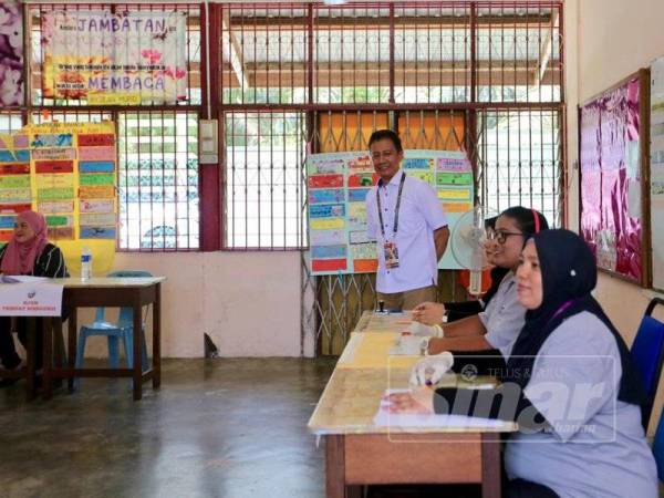 Pengerusi Suruhanjaya Pilihan Raya (SPR), Azhar Azizan Harun meninjau proses membuang undi di Sekolah Kebangsaan Nyatoh Rantau, hari ini. - Foto Adam Amir Hamzah