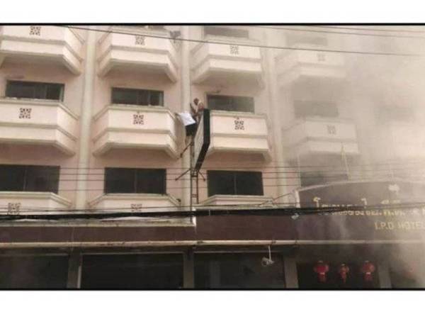 Keadaan hotel enam tingkat yang terbakar di Sadao, Songkhla, Selatan Thailand semalam.