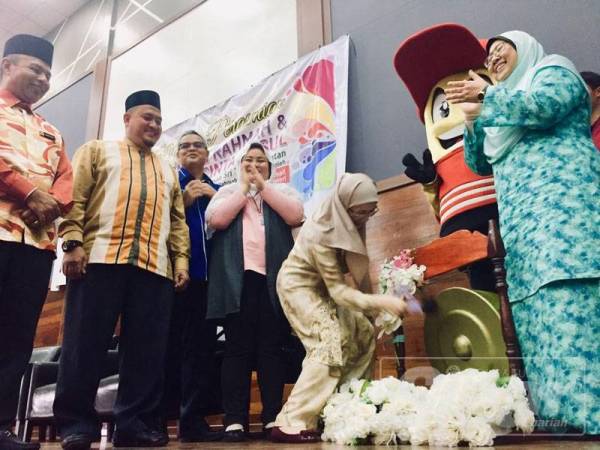  Dr Wan Azizah (tengah) palu gong sebagai simbolik perasmian Karnival Rahmah Parlimen Kuantan di dewan orang ramai di Kampung Belukar hari ini.