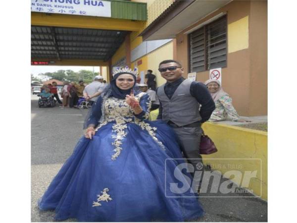 Nurliyana ditemani suaminya hadir mengundi di Sekolah Rendah Jenis Kebangsaan Cina (SRJKC) Chung Hua, hari ini. - Foto Adam Amir Hamzah
