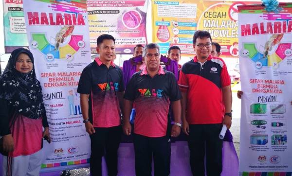 Mohd (dua, dari kanan) melawat gerai pameran sempena Kempen Hidup Aktif - Walk Peringkat Negeri 2019 di Dataran Shahbandar, hari ini.