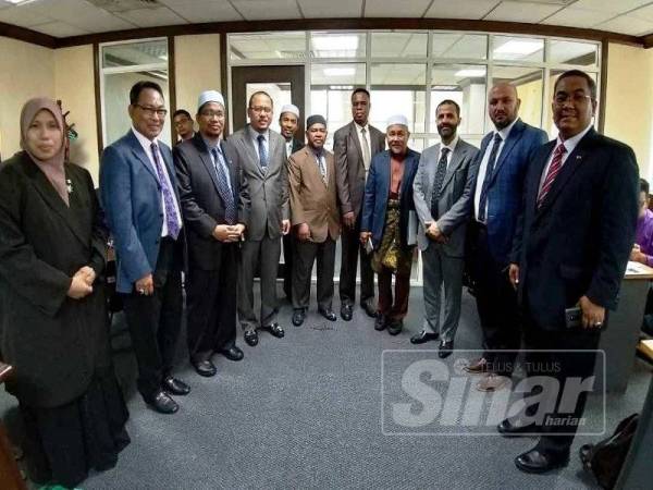 Ahmad Tarmizi (tiga, kiri) ketika hadir perjumpaan bersama beberapa NGO dalam dan luar negara untuk Misi Bantuan Kemanusiaan ke Gaza, di ibu negara, baru-baru ini.