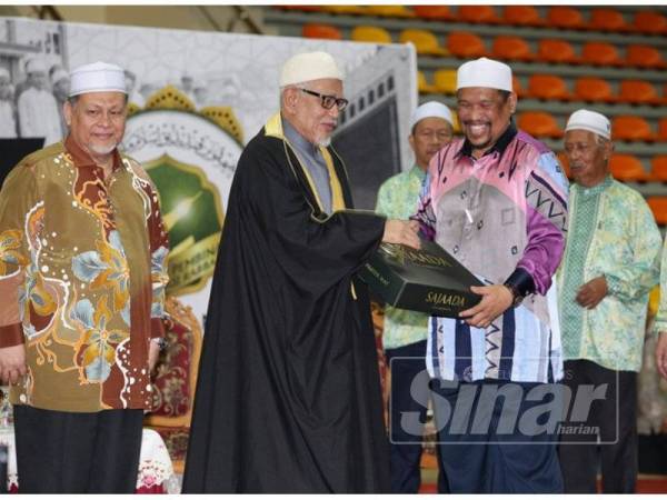 Abdul Hadi (dua, dari kiri) menerima anugerah Tokoh Mursyid Ummah pada Himpunan Tokoh Pendidik Islam 6 yang berlangsung di Stadium Negeri, di sini, hari ini.