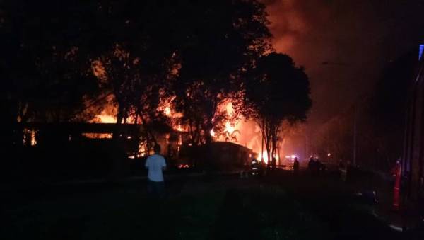 Api merebak hingga menyebabkan kilang memproses silikon di Jalan Perigi Nenas, Pulau Indah musnah sepenuhnya dalam kejadian malam tadi.