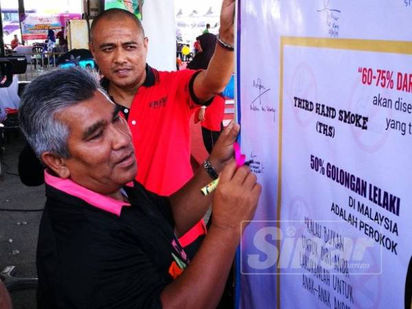 Mohd menandatangani gegantung kempen jauhi asap rokok dan tembakau selepas merasmikan Kempen Hidup Aktif – Walk Peringkat Negeri 2019 di Dataran Shahbandar, di sini hari ini.