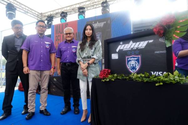 Tunku Aminah (kanan) dan Mohd Noorazam (dua,kanan) ketika merasmikan Majlis Pelancaran Yayasan JDT, di sini hari ini.