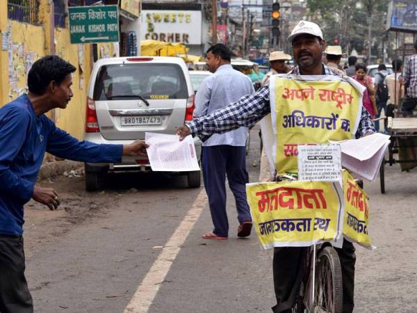 Lal Mani Das berbasikal sekitar bandar Patna untuk mengajak penduduk keluar mengundi. - Foto AFP