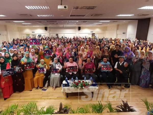 Chin Li (duduk, tengah) bersama peserta yang hadir pada Program Stop It, Survive (SIS) -Hentikan Keganasan Terhadap Wanita anjuran Yayasan Pembangunan Keluarga Darul Ta’zim (YPKDT) di Pusat Kegiatan Masyarakat Kemas Tangkak.