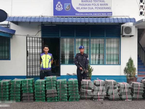 PPM Wilayah 2 merampas kotak-kotak berisi murai kampung di Pantai Kampung Simon, Teluk Ramunia.