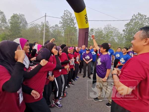 Mohd Anuar memberikan kata-kata semangat kepada peserta yang mengambil bahagian dalam larian tersebut di Dataran Star Mall, Mentakab, hari ini.