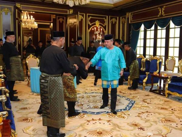 Sultan Ibrahim ketika berangkat ke Istiadat Pelantikan Menteri Besar Johor ke-17 di Istana Bukit Serene, di sini, pagi tadi. - Foto Royal Press Office