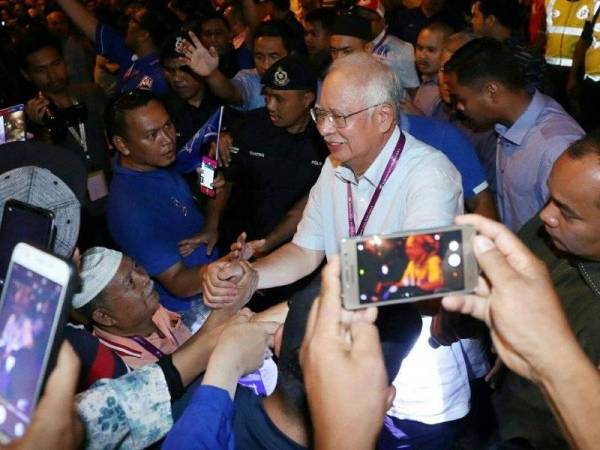 Gambar yang dikongsikan Najib di laman sosial Facebook, miliknya, malam tadi. - Foto Facebook Najib