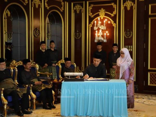 Dr Sahruddin menjunjung kasih ke atas Sultan Johor di atas perkenan melantiknya sebagai menteri besar baharu. - Foto Ihsan Royal Press Office