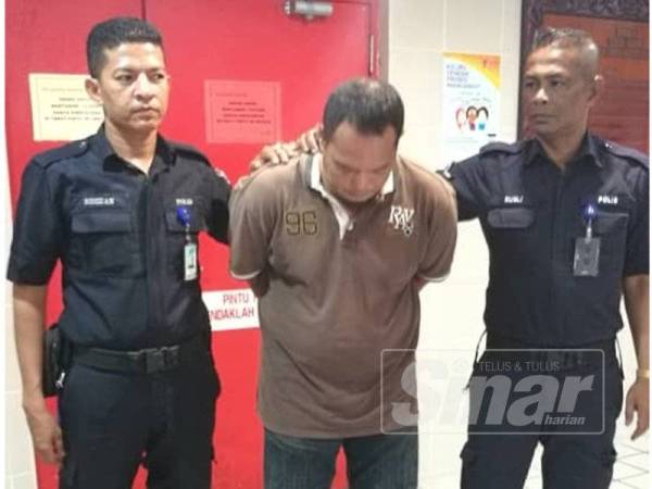 Tertuduh, Mohd Hari Mohd Hashin, 38, mengaku salah merosakkan peti besi milik Masjid Gelugor Haji Tahir, Chabang Tiga, di sini