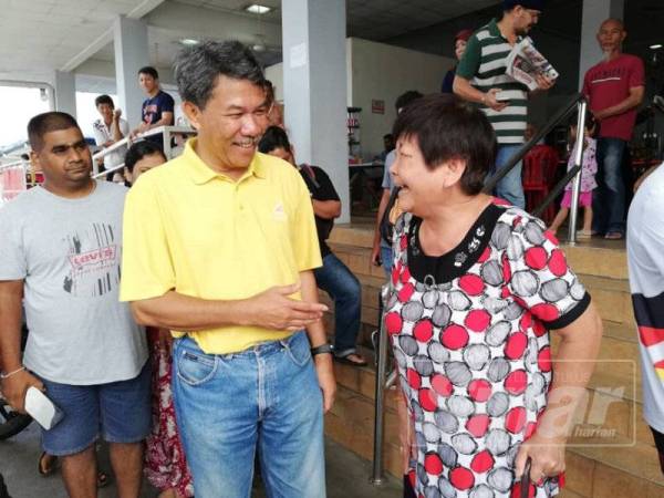 Mohamad ketika menemui penduduk di Pasar Rantau di sini, hari ini.35