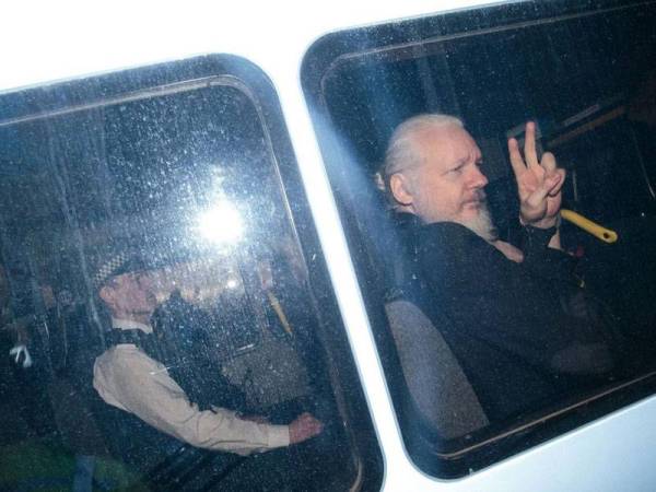 Assange ditahan polis Britain di kedutaan Equador di London, Khamis lalu. 