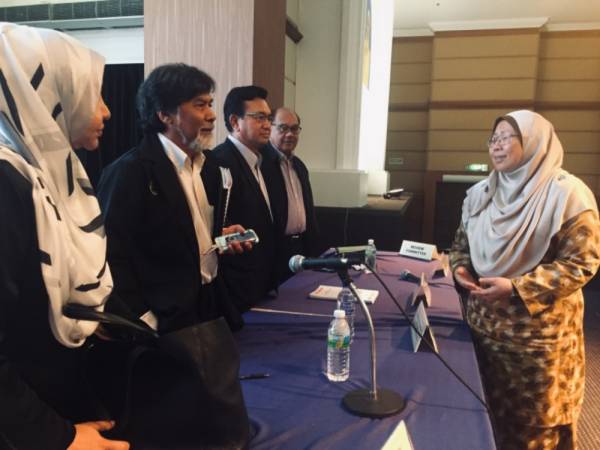 Dr Azizan (dua dari kiri) menerangkan kepada Ahli Parlimen Kuantan, Fuziah Salleh bahawa cadangan daripada orang awam akan digunapakai dalam penambahbaikan SOP sebelum dimuktamadkan pada hujung bulan ini selepas berakhirnya sesi pendengaran awam di Perak Sultan Haji Ahmad Shah, hari ini.