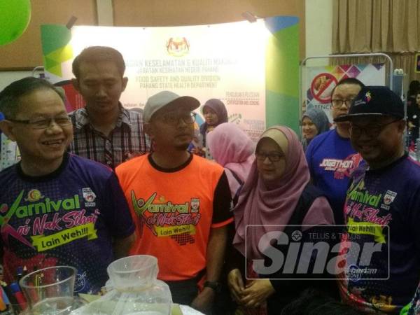 Dr Boon Chye (kiri) diiringi Dr Shaari (dua dari kanan) melawat gerai pameran di Karnival Koi Nak Sihat 2019 di Indera Mahkota, hari ini.