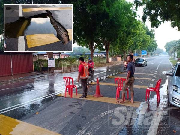 Beberapa penduduk terpaksa menjaga lalu lintas di Jalan Bukit Katil, Kampung Duyong sehingga hari siang selepas usaha mendapatkan bantuan daripada pihak tertentu gagal. Gambar kecil: Lubang sedalam dua meter yang terbentuk selepas kejadian paip pecah.