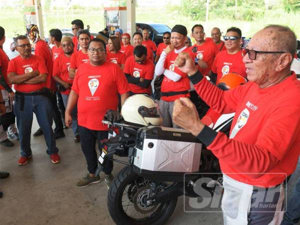 Adnan (kanan) dan Khairul Azhar (tiga dari kanan) teruja mendengar kata-kata perangsang daripada salah seorang koordinator konvoi bermotosikal kuasa tinggi Mcobikers sewaktu dalam perjalanan ke MCKK, Kuala Kangsar, semalam.
