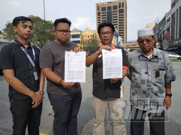  Shukri (dua, kanan) bersama wakil cabang alumni UiTM selepas membuat laporan polis di Ibu Pejabat Polis Daerah Shah Alam.