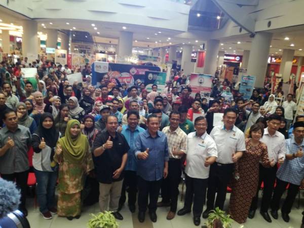 Aminuddin (tengah) bersama barisan Exco dan mereka yang terlibat dalam majlis itu di Seremban 2. 