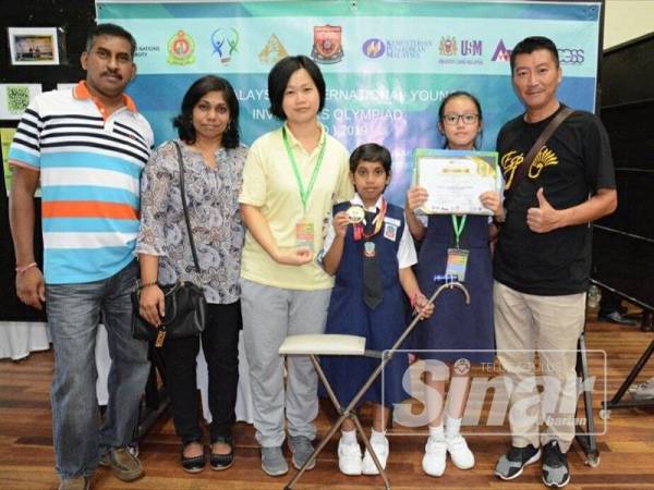  Darani (tiga dari kanan) dan Felisse (dua dari kanan) dengan rekaan projek Hybrid Stix N Stool yang berjaya membawa pulang pingat emas.