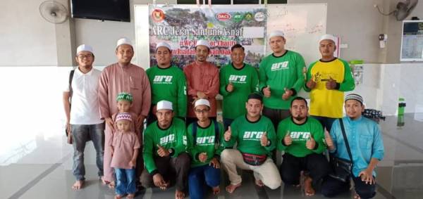 
Sabri (tengah) bergambar bersama ahli ARC pada program di Masjid Putra Al Haj, hari ini.