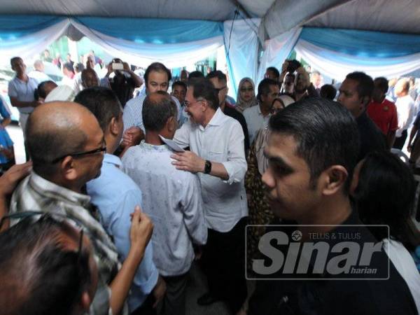 Anwar beramah mesra dengan warga Kuantan sebaik sahaja tiba di pekarangan Pejabat PKR Pahang, hari ini.