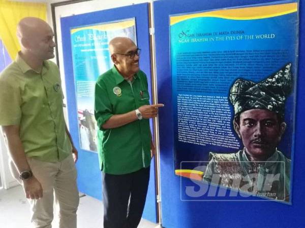 Wan Mohd Isa(kiri) meninjau pameran sejarah ketokohan Allahyarham Tengku Menteri Ngah Ibrahim yang dipamerkan di perkarangan Muzium Matang, hari ini.