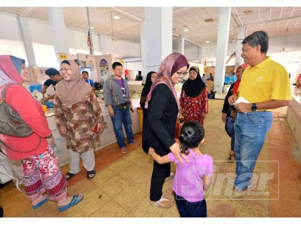 Mohamad ketika bertemu pengundi di Pasar Pekan Rantau, di sini, semalam.- Foto Sinar Harian