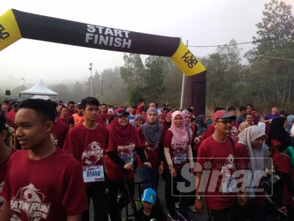 Antara peserta yang mengambil bahagian dalam Larian Patin sejauh 5km bermula di Dataran Starmall, semalam.